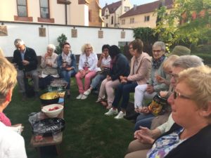 Maibowle im Pfarrgarten nach unserer Maiandacht